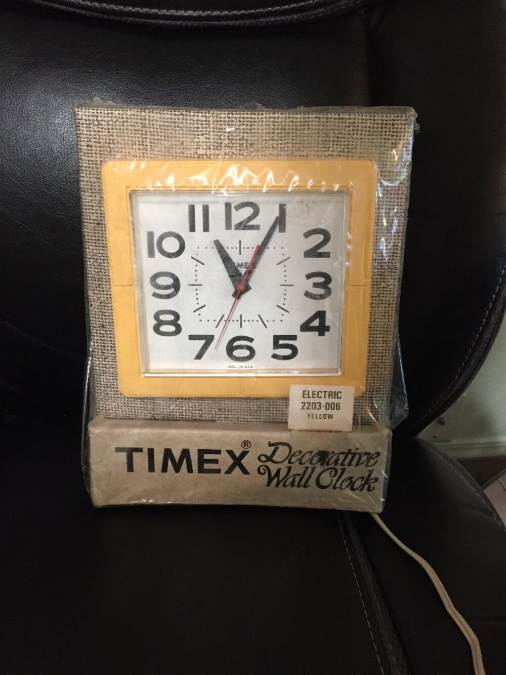 Vintage Timex MCM YELLOW KITCHEN Electric Wall Clock 2203-006 W/ORIGINAL BOX